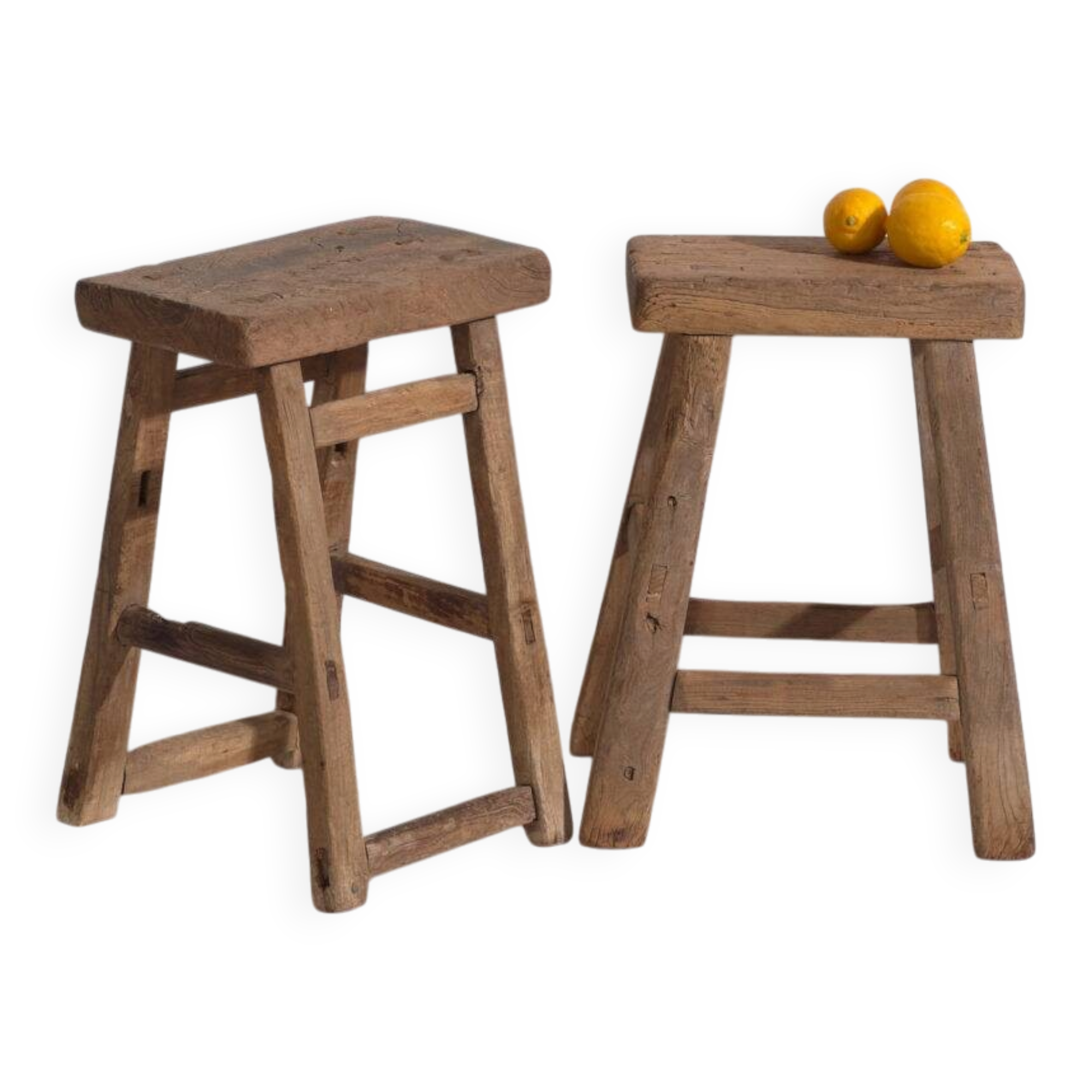 Tabourets chinois anciens en orme – Dynastie Qing, circa 1900. Ensemble de 2 pièces