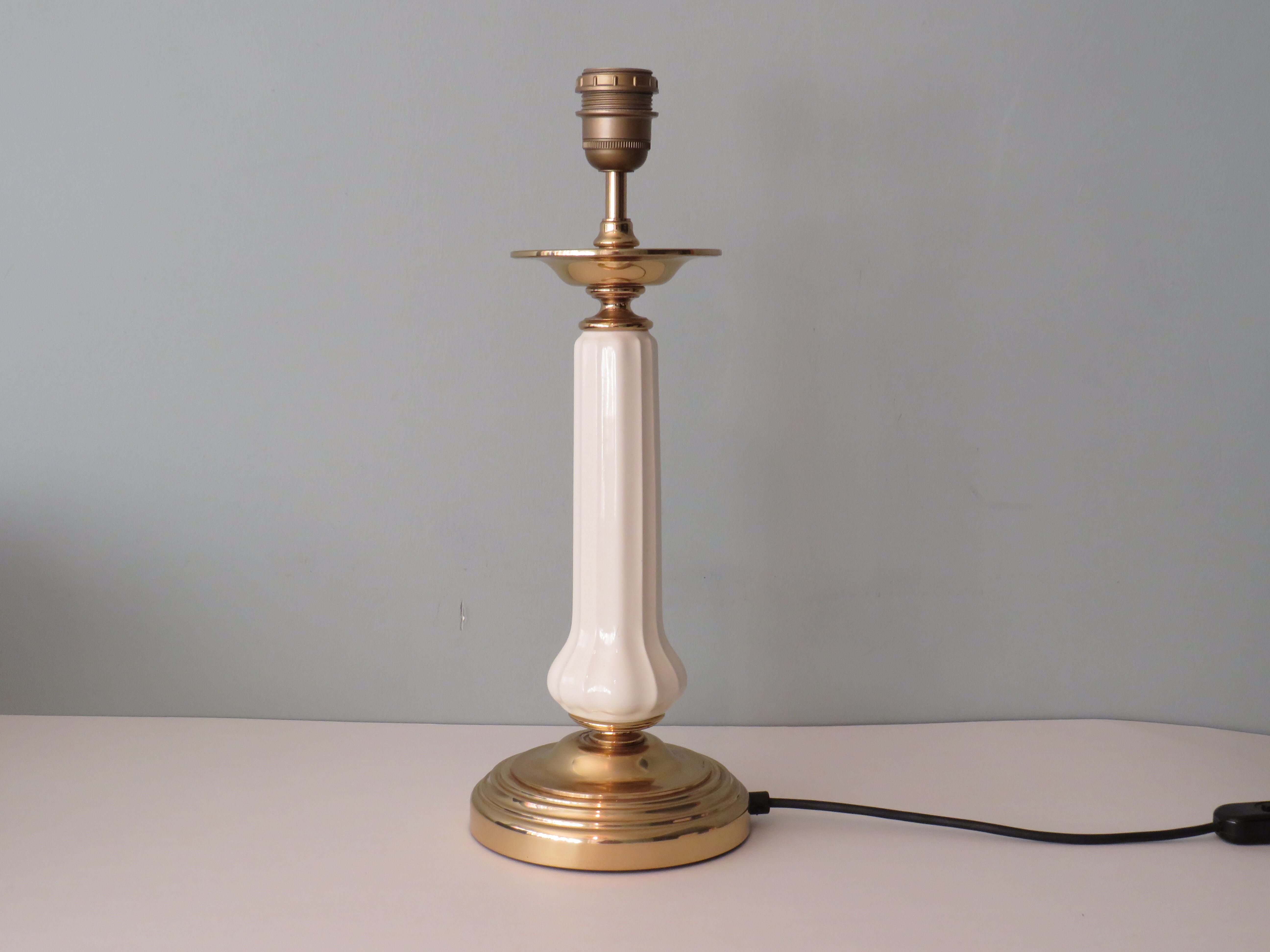 Impressive lamp with white ceramic stem and 1970 brass base