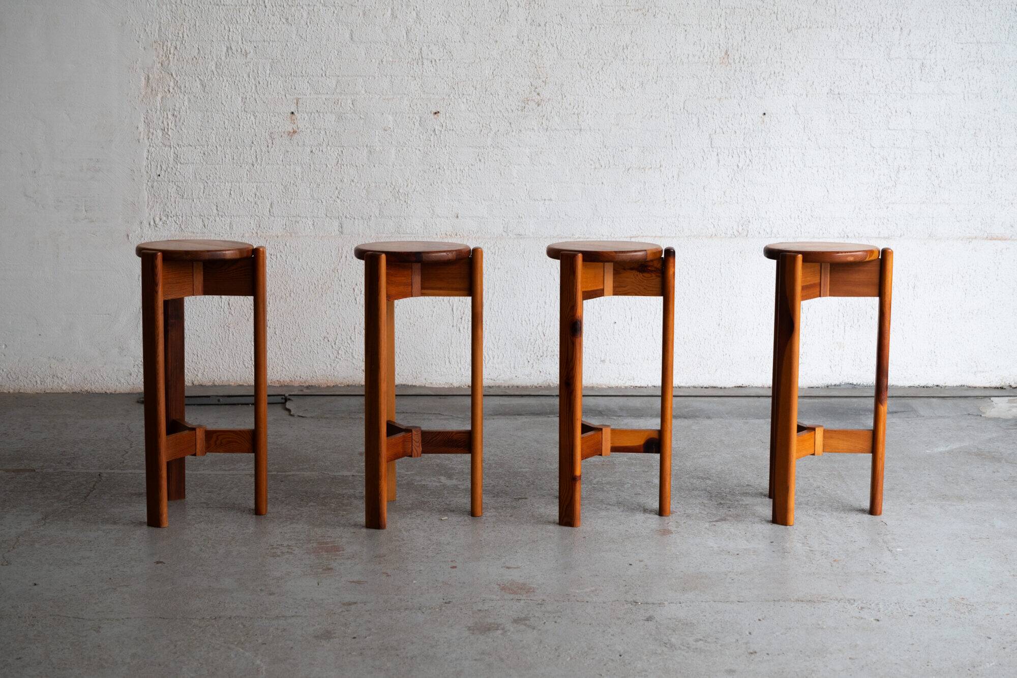 Ensemble de 4 tabourets de bar, design français, années 1970