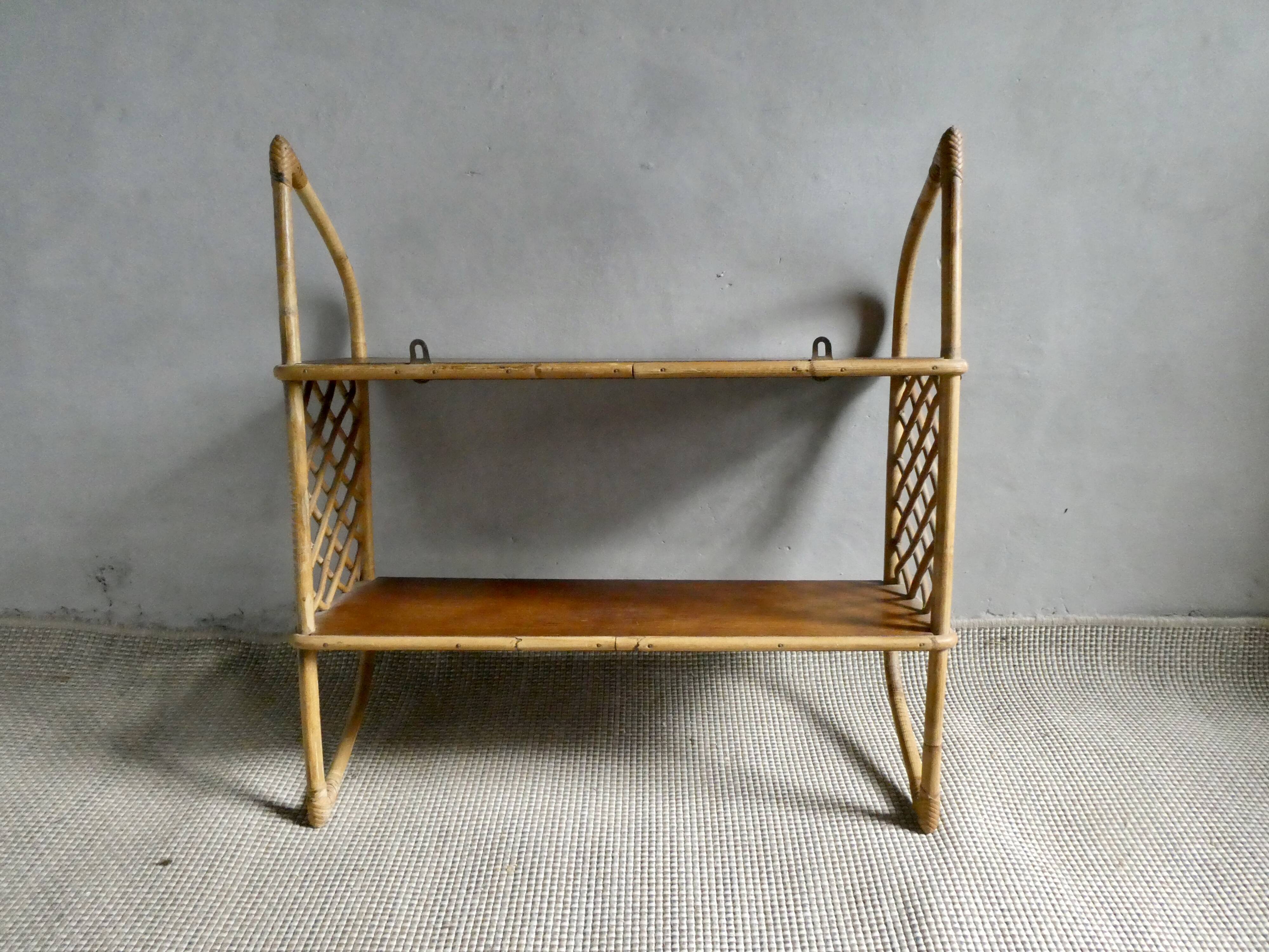 Wall shelf in wood and rattan from the 70s