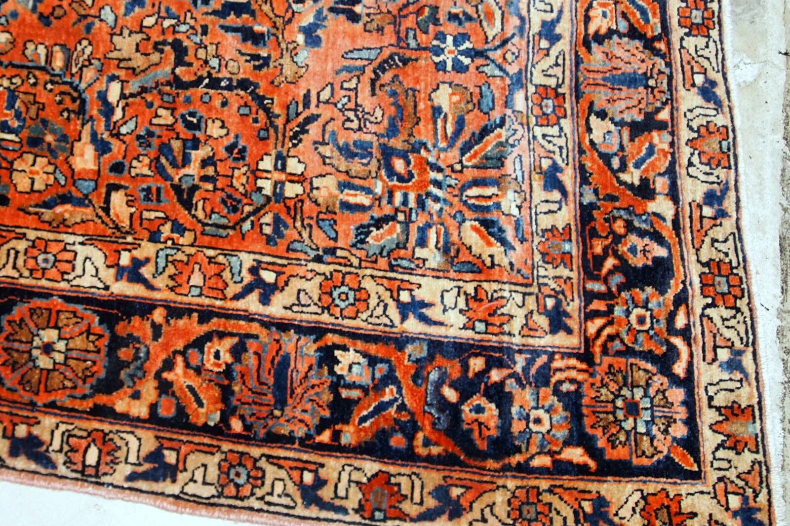 Handmade antique Persian Sarouk rug 4.1' x 6.7' (125cm x 204cm) 1920s