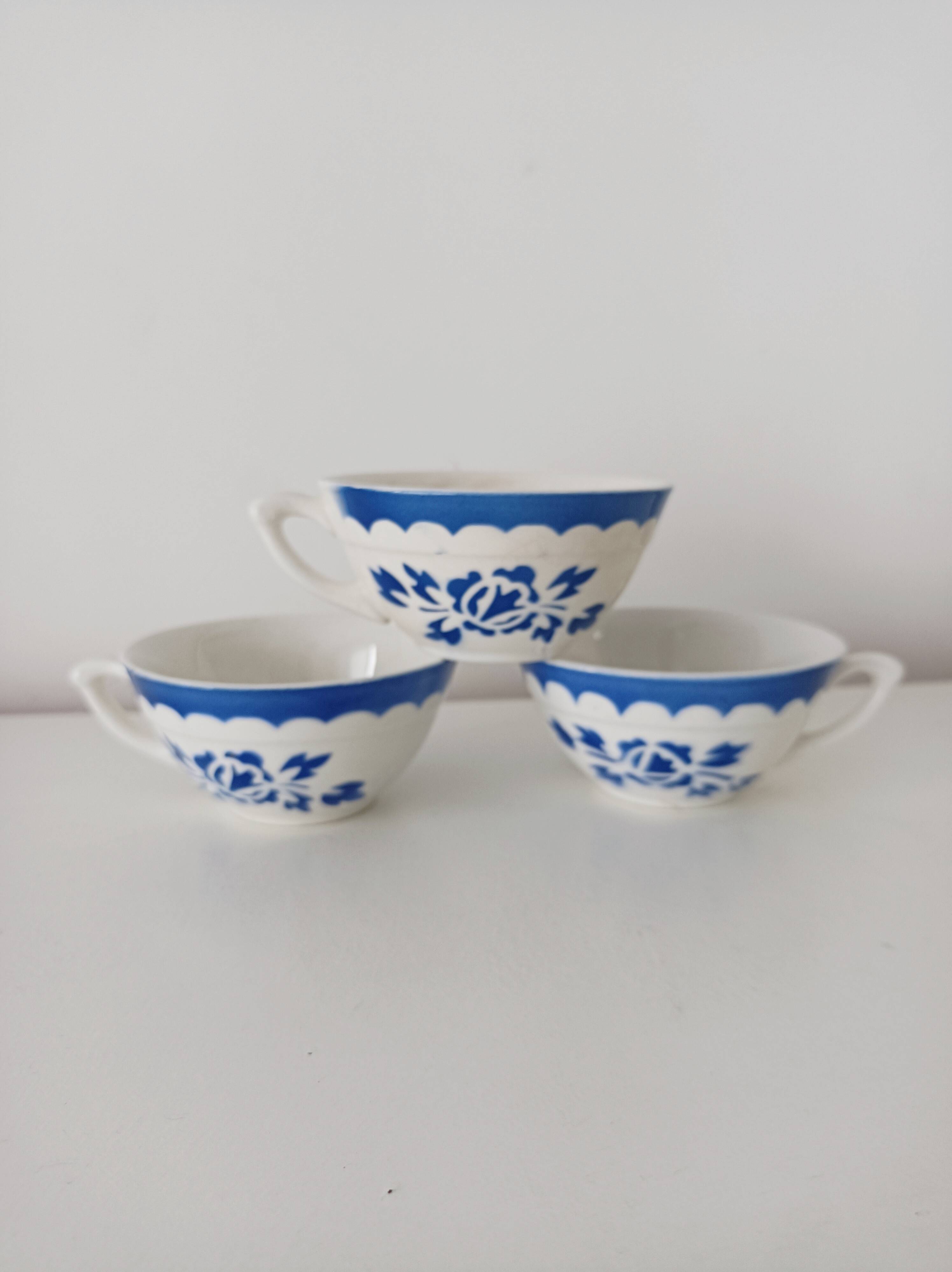 Set of 3 cups, blue floral decoration