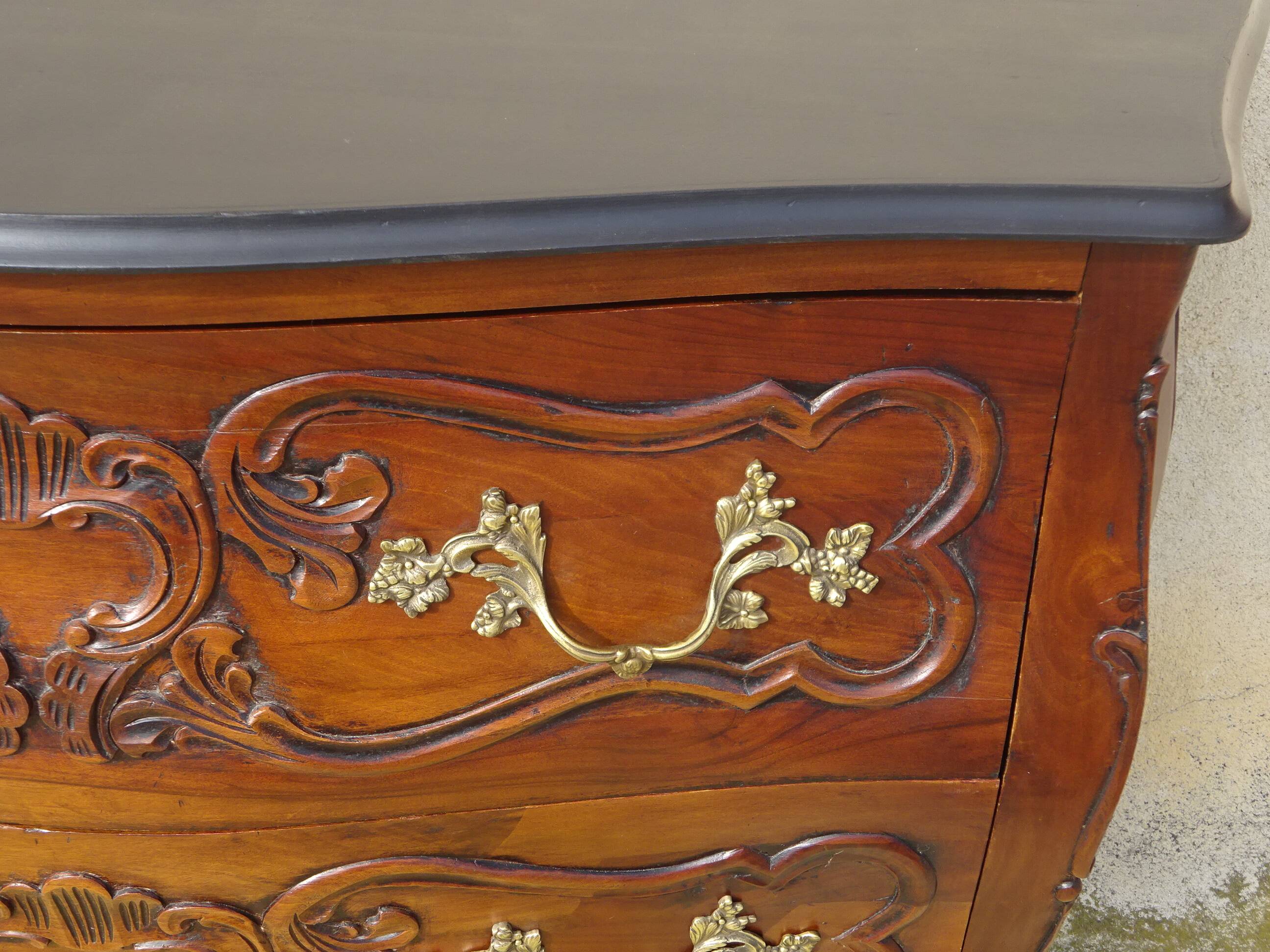 Commode galbée sur 3 faces, 1950s