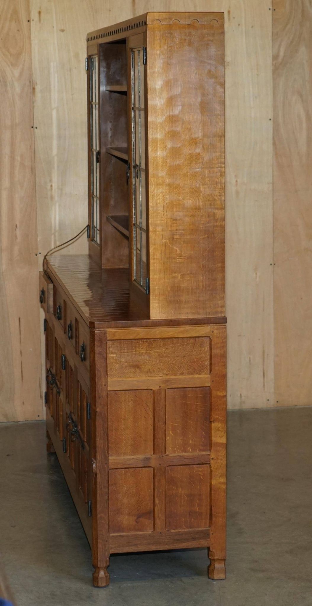 Buffet vitrine vintage Robert Mouseman Thompson en chêne avec étagères et éclairage
