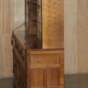 Buffet vitrine vintage Robert Mouseman Thompson en chêne avec étagères et éclairage