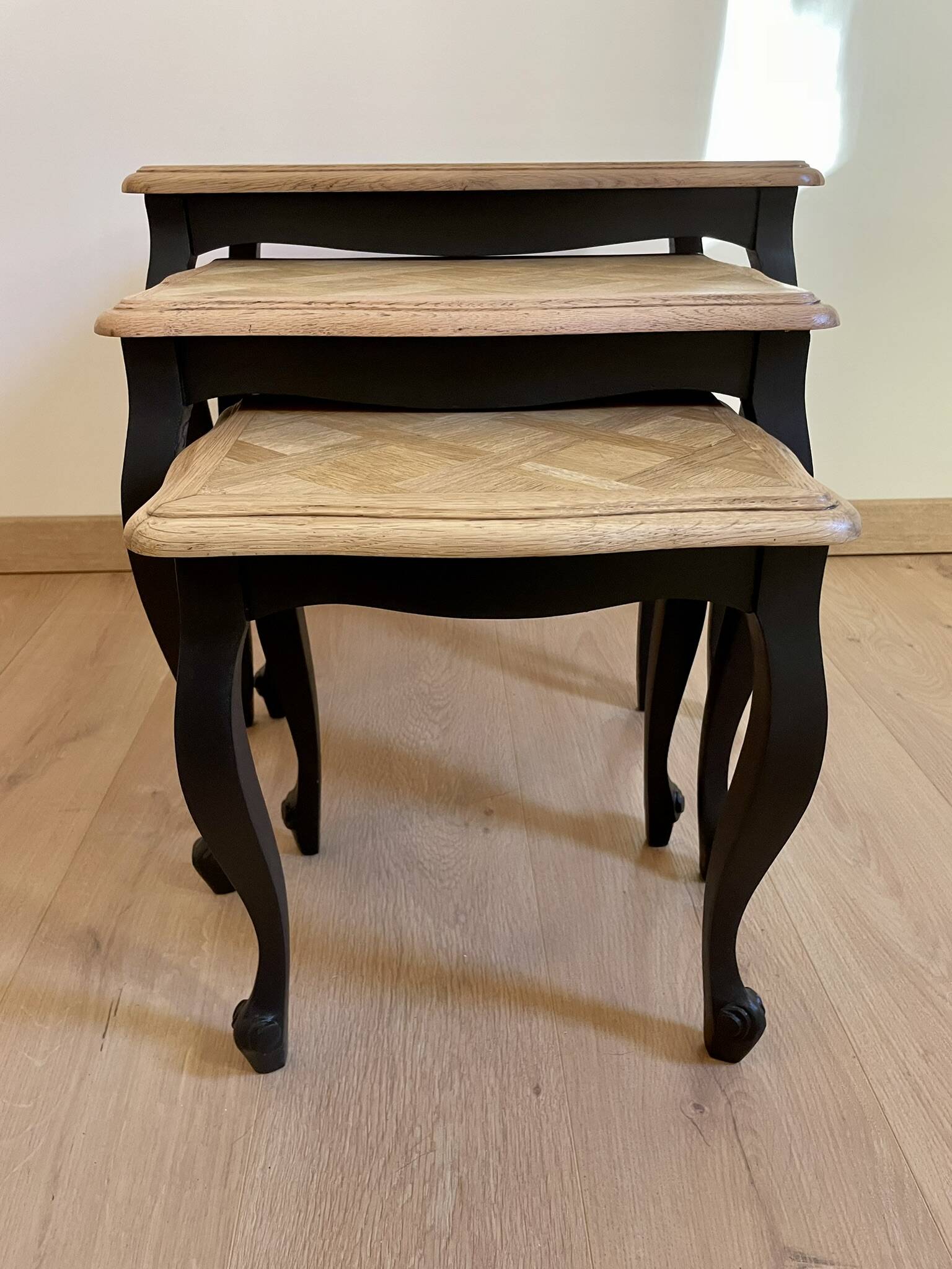Nesting coffee tables