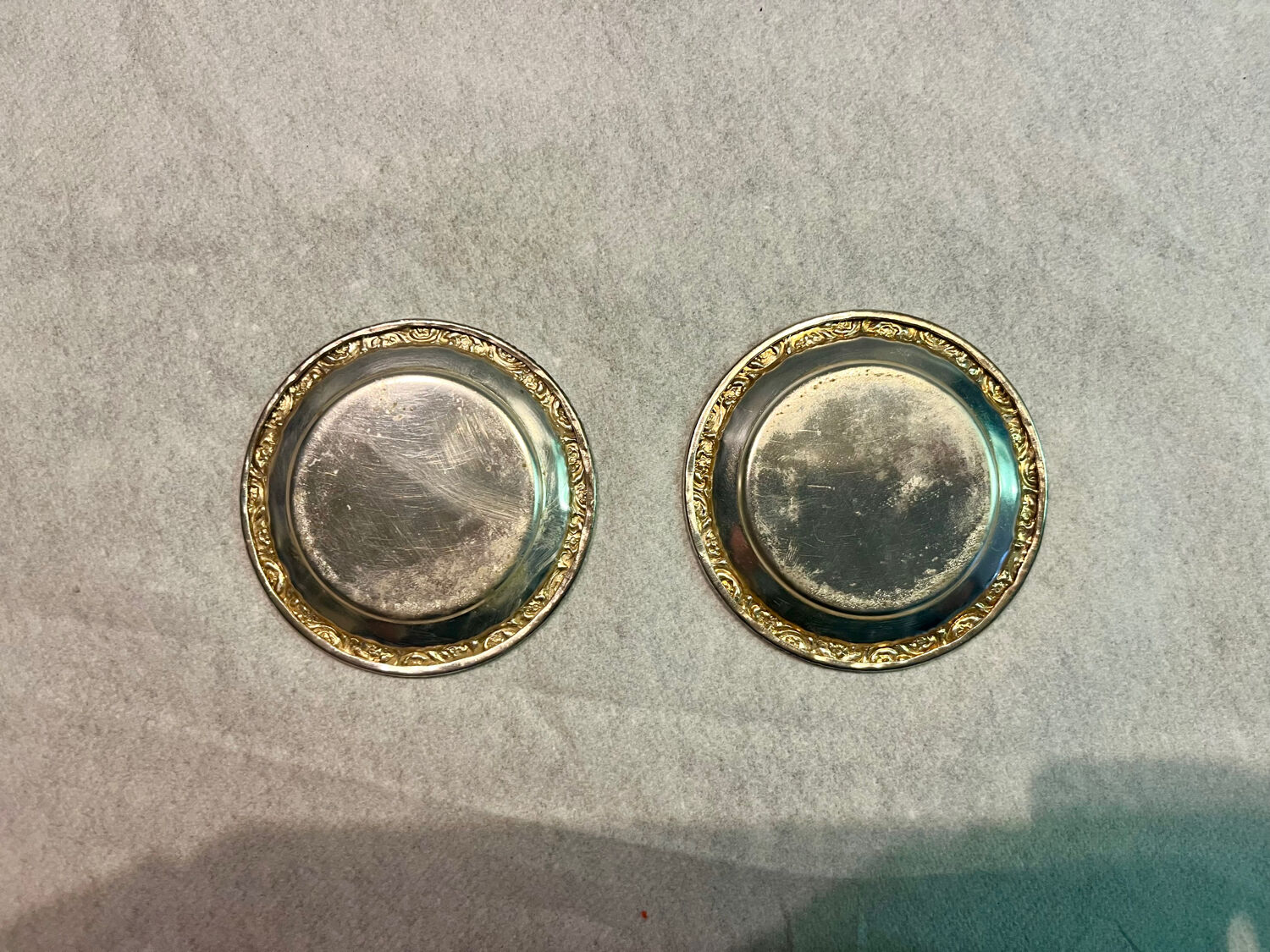 Crystal and silver-plated salt and pepper set