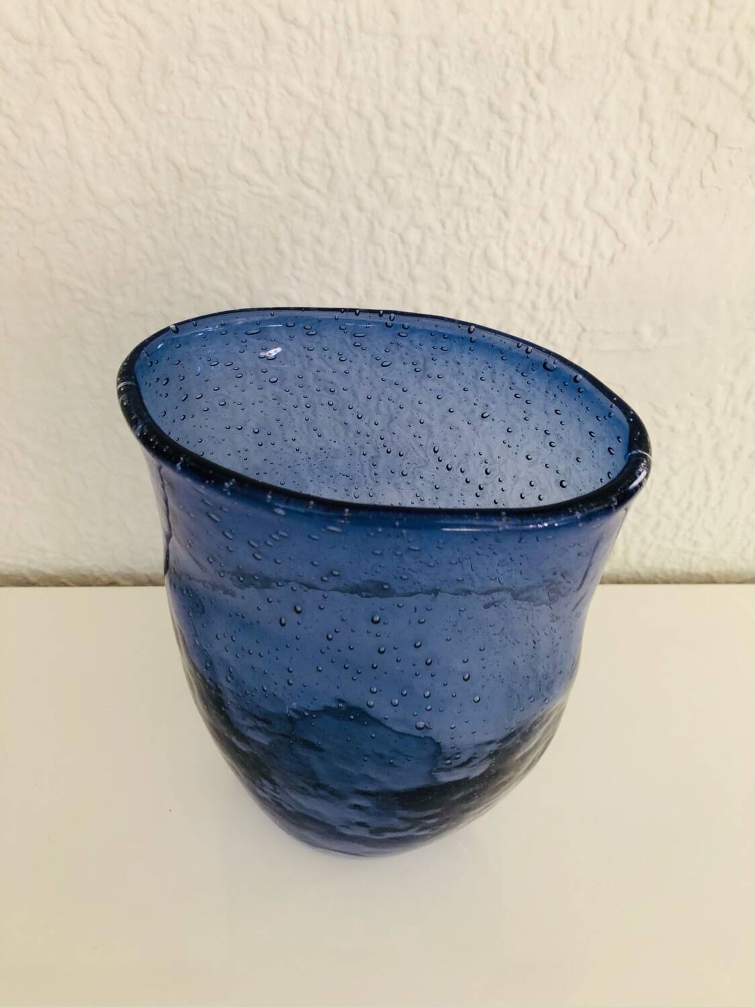 Vase en verre soufflé bleu à bulles, forme libre–Murano circa 1970
