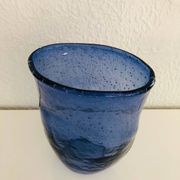 Vase en verre soufflé bleu à bulles, forme libre–Murano circa 1970