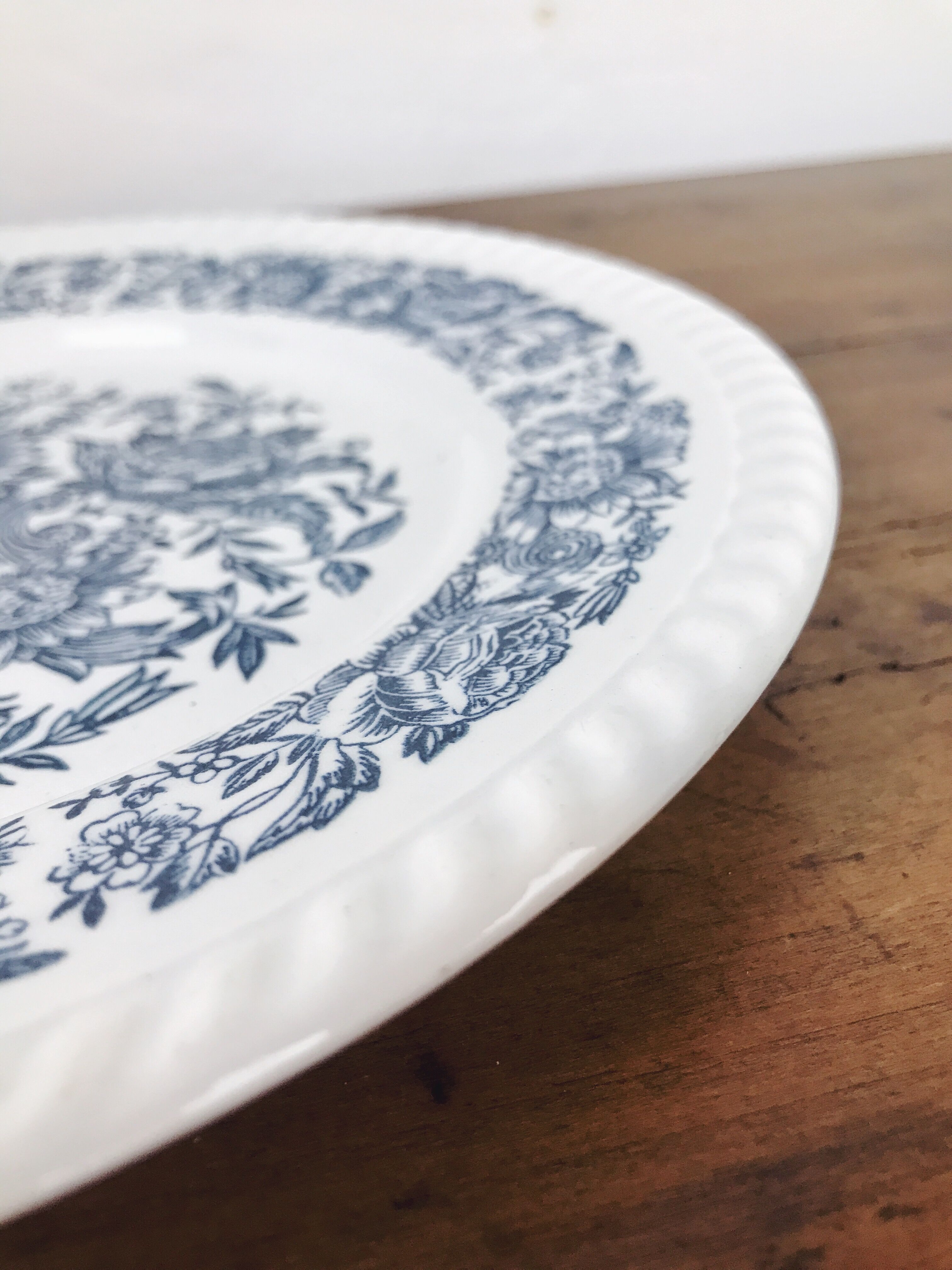 Plate decoration blue flowery