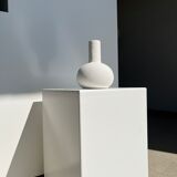 Handmade soliflore drop vase in terracotta painted white h:20 d:15