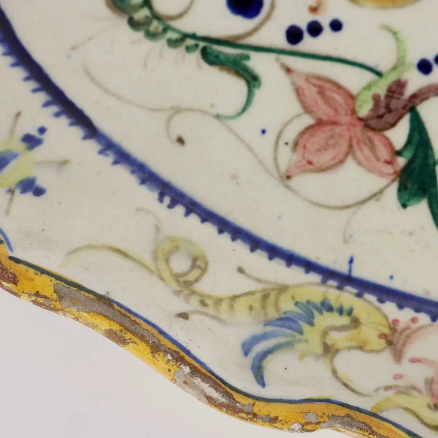 Ancient oval plate in majolica, Italy, late 19th century.
