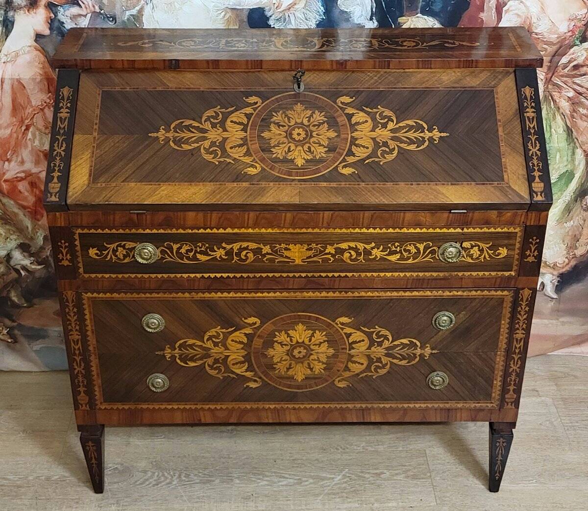 Commode secrétaire scriban style Louis XV à abattant, en bois précieux