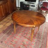 Round table in Walnut Louis XV1