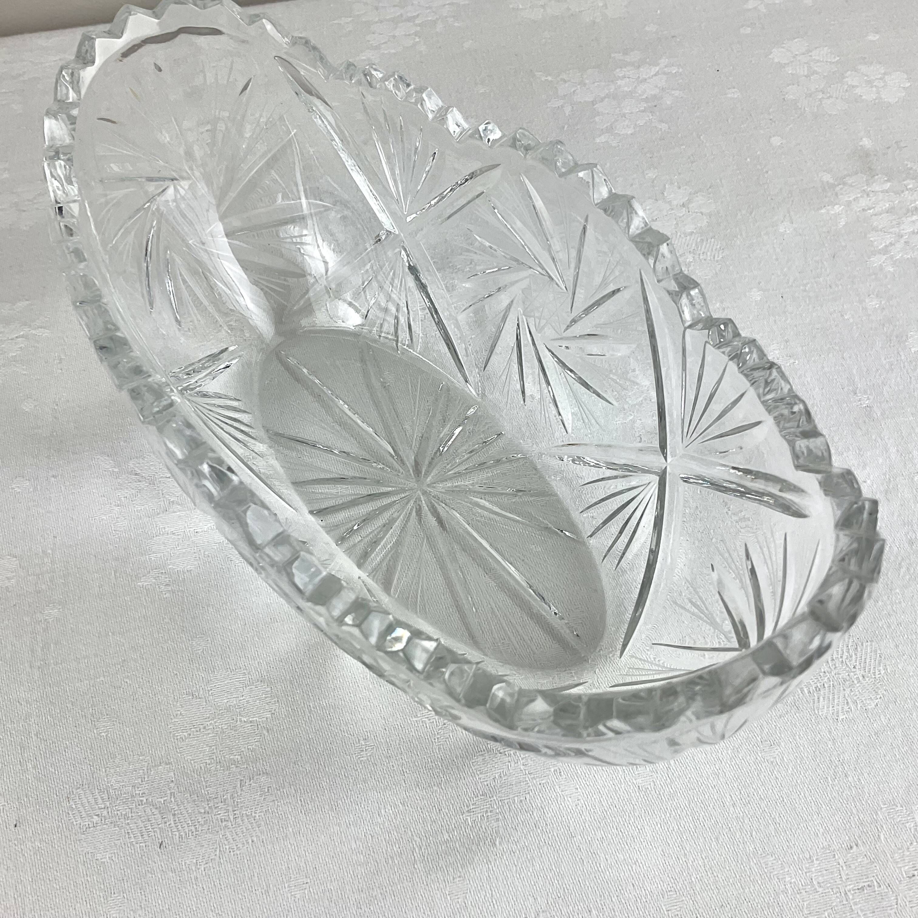 Oval glass bowl, empty pockets