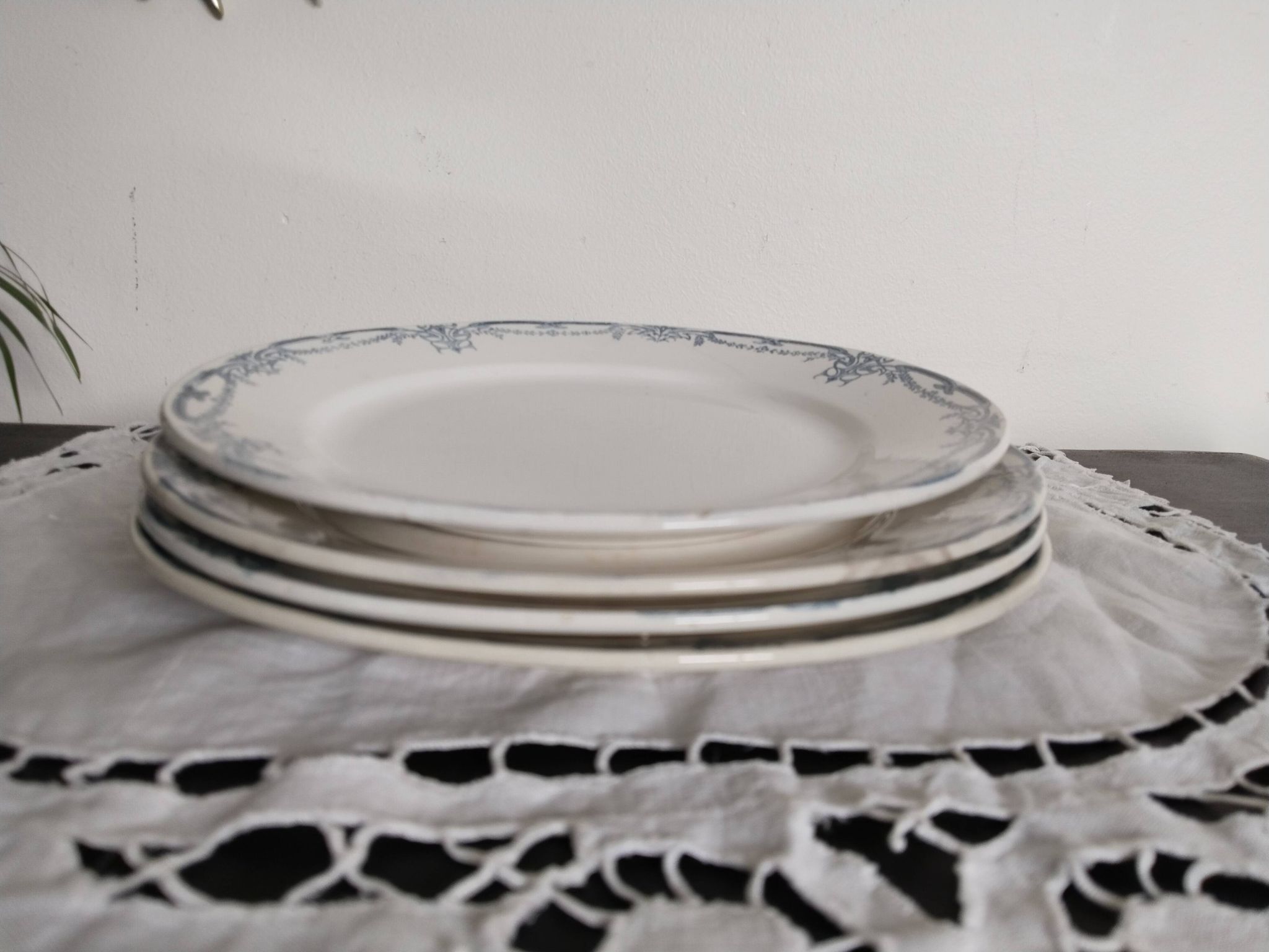 Flat plates (4) in Sarreguemines earthenware, Terre de fer Digoin, Vaucluse model