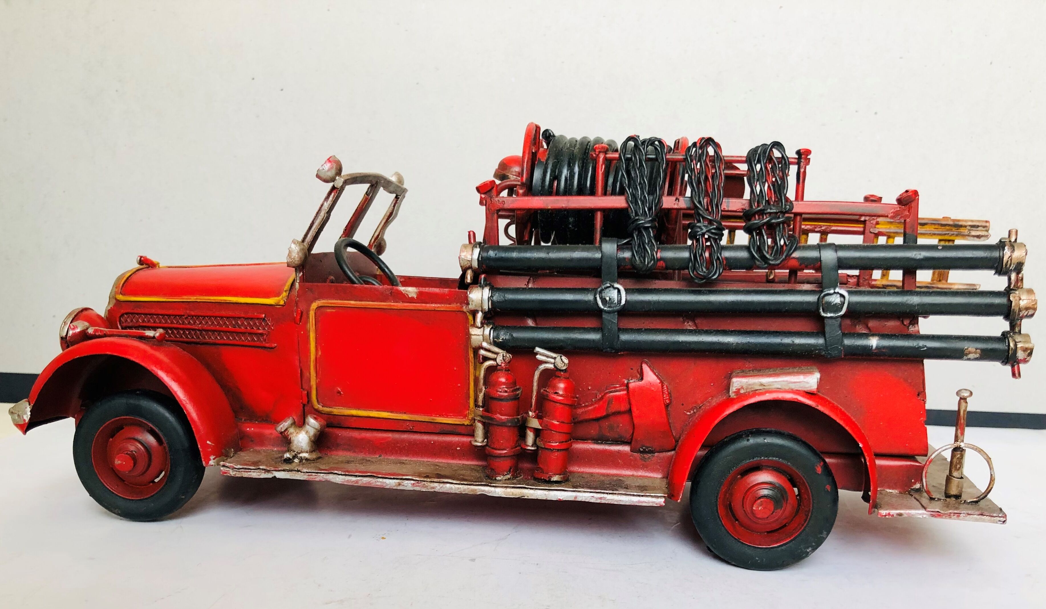 Camion de pompiers en tôle peinte