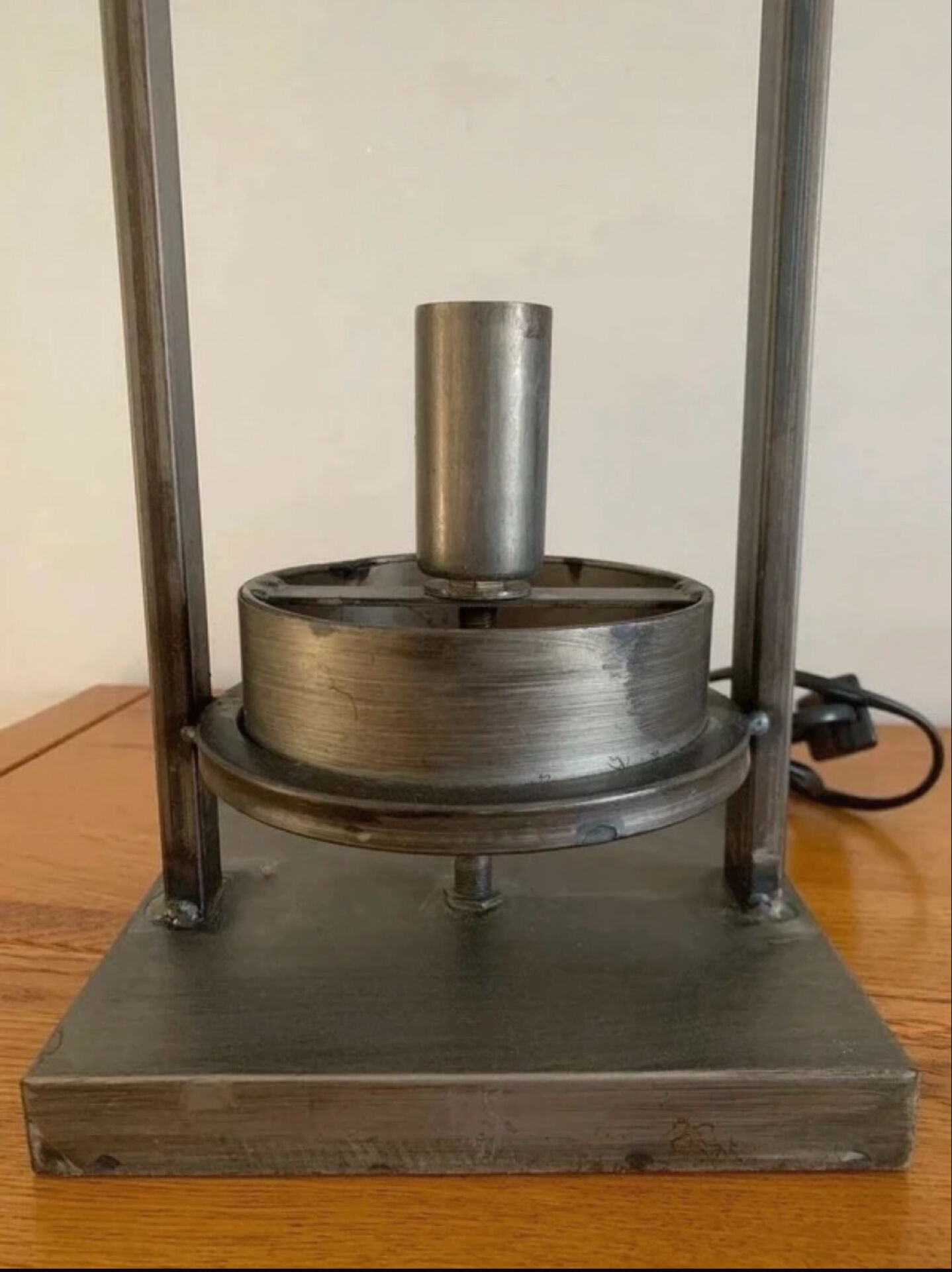Superb table lamp base in raw metal with an industrial style.