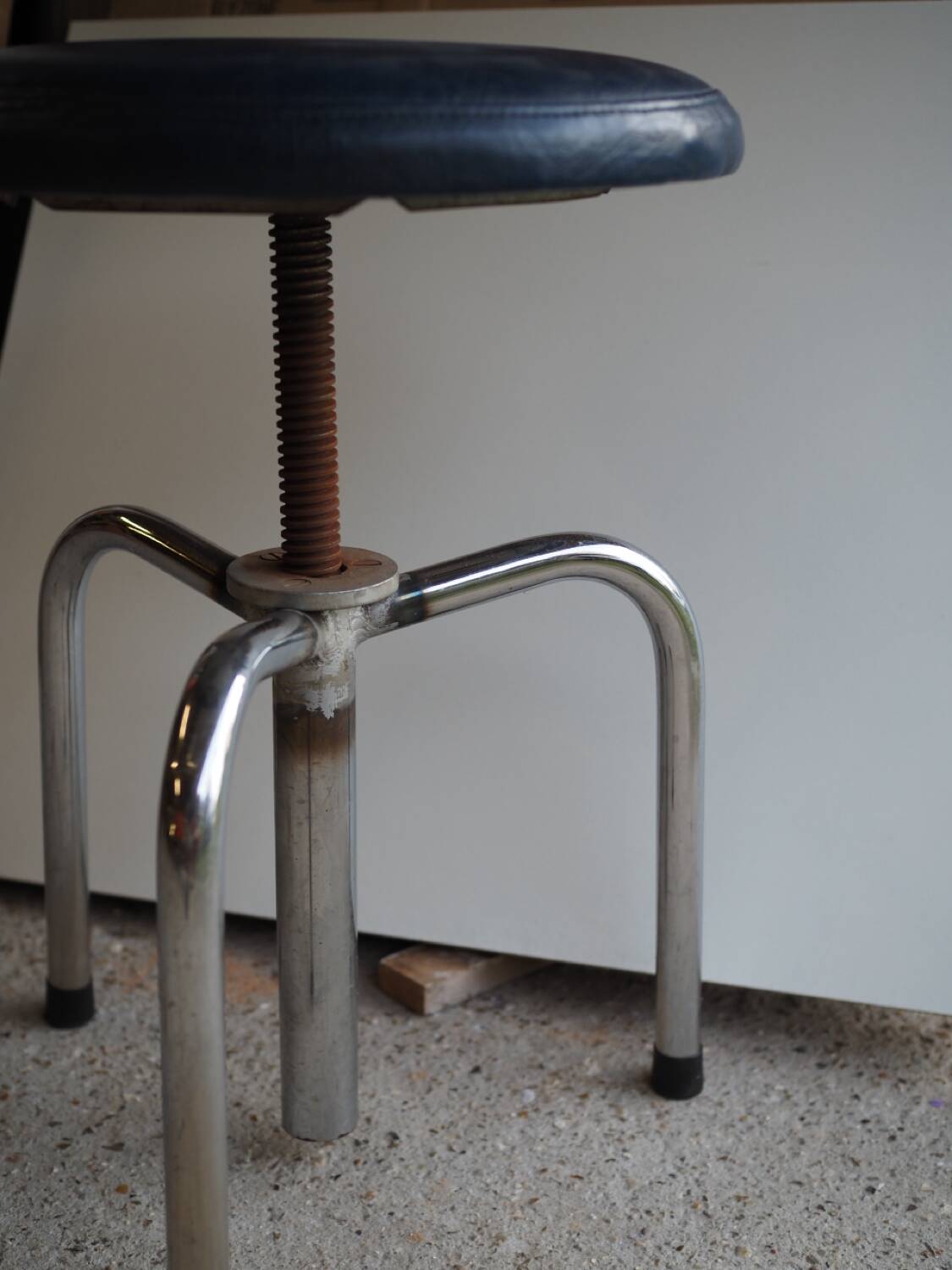 Tripod screw workshop stool in chromed metal and blue skai