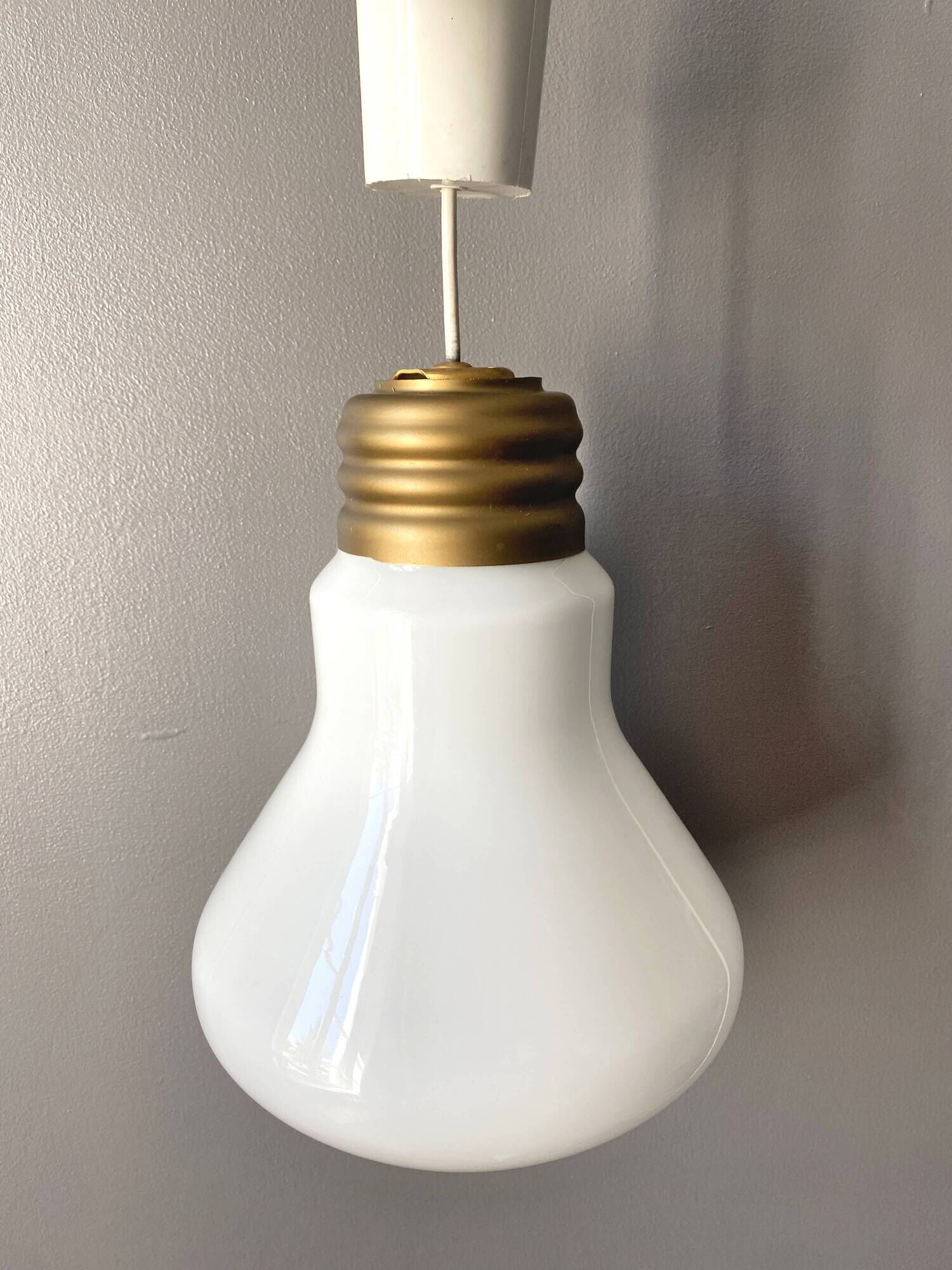 Authentique Suspension forme ampoule géante en opaline des années 80