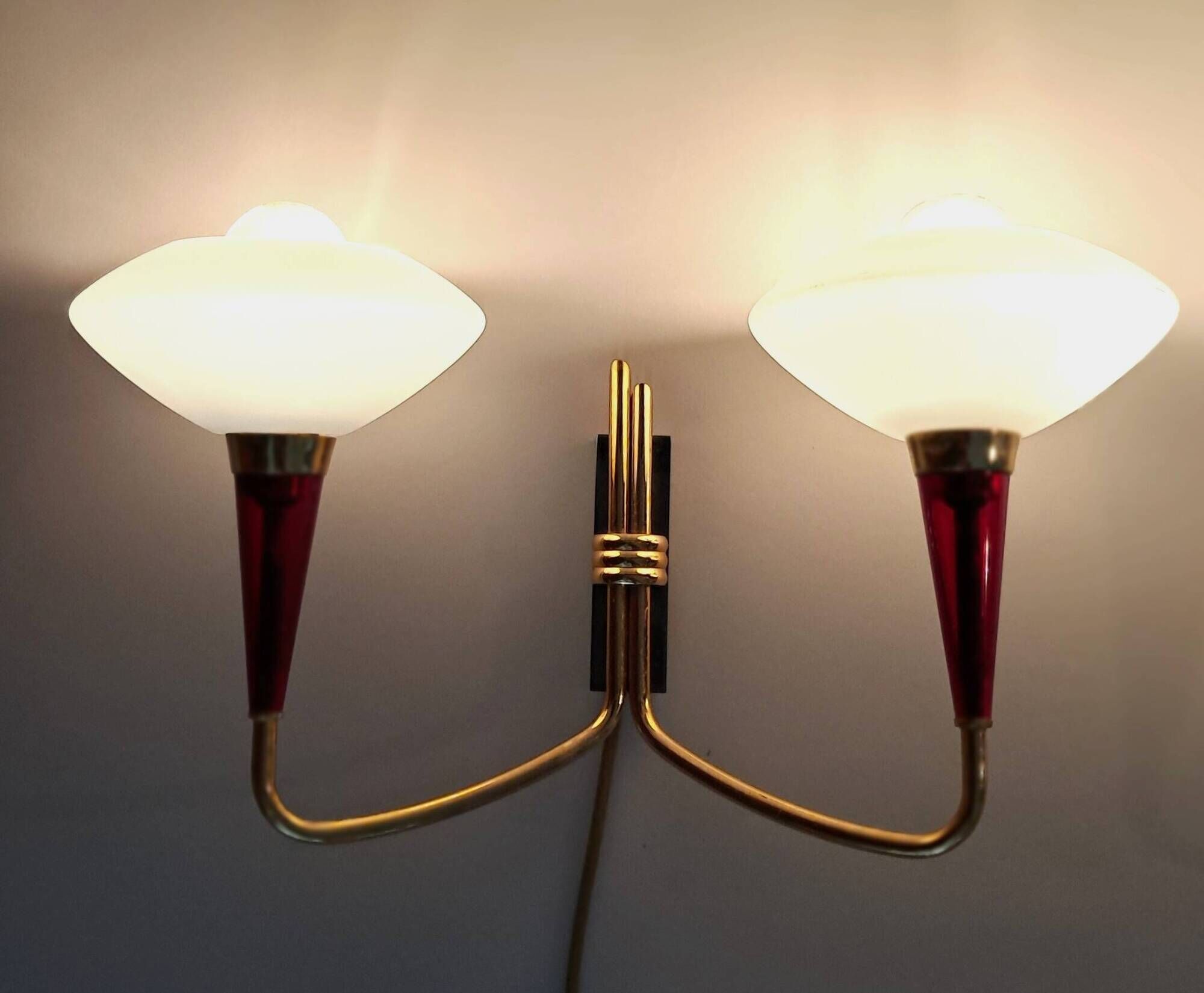 Paire d'appliques à 2 feux en laiton deux tons et opaline blanche 1950.