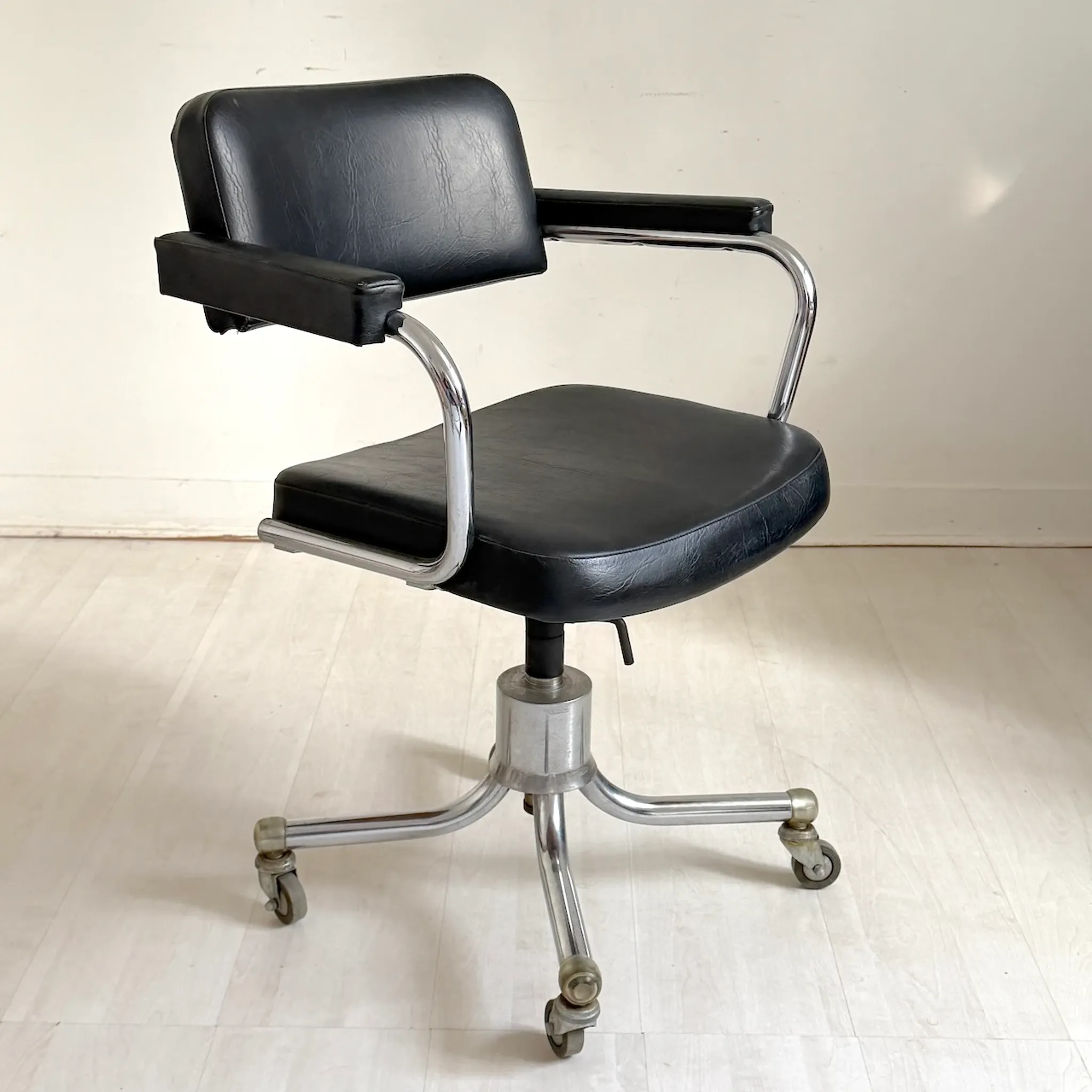 Chrome office chair with vintage faux leather from the 1960s.