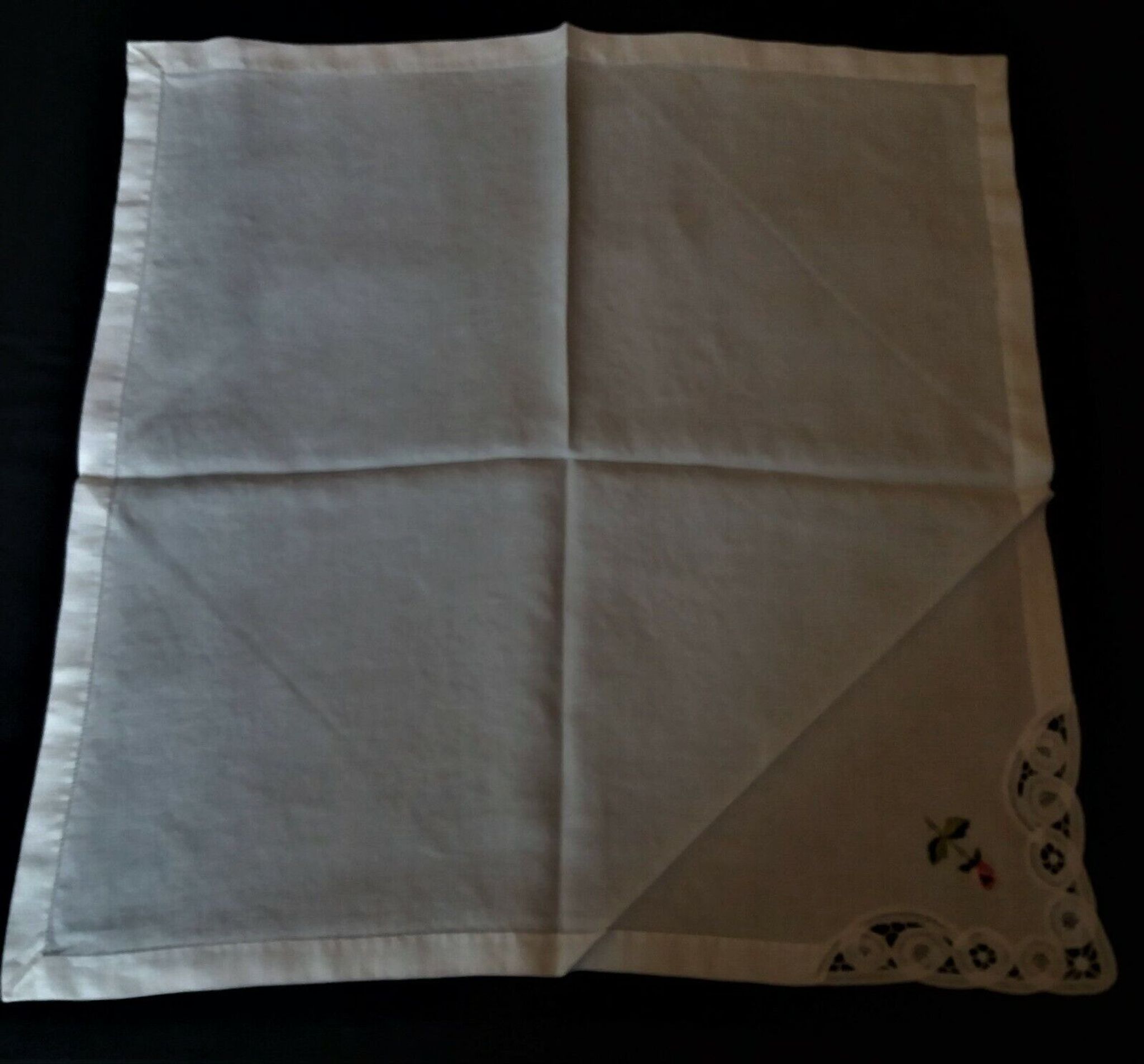 Linge de table nappe ronde huit serviettes dentelle de Luxeuil lin
