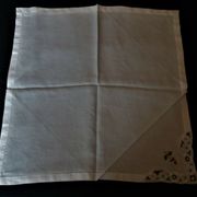 Linge de table nappe ronde huit serviettes dentelle de Luxeuil lin