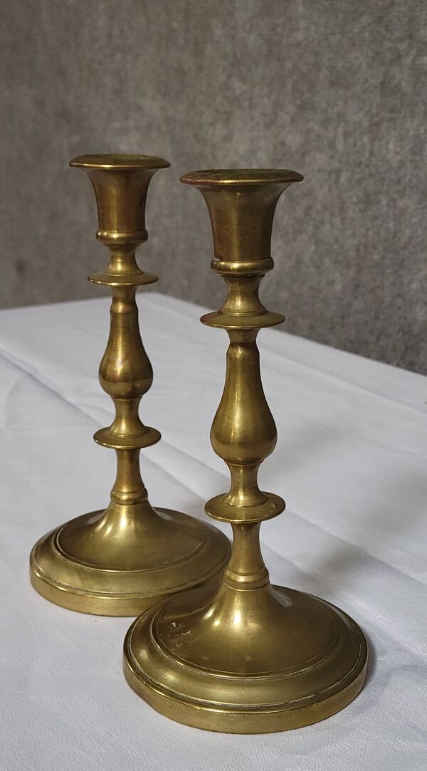 Paire de bougeoirs anciens en laiton, finement tournés, datant du XIXᵉ