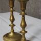 Paire de bougeoirs anciens en laiton, finement tournés, datant du XIXᵉ