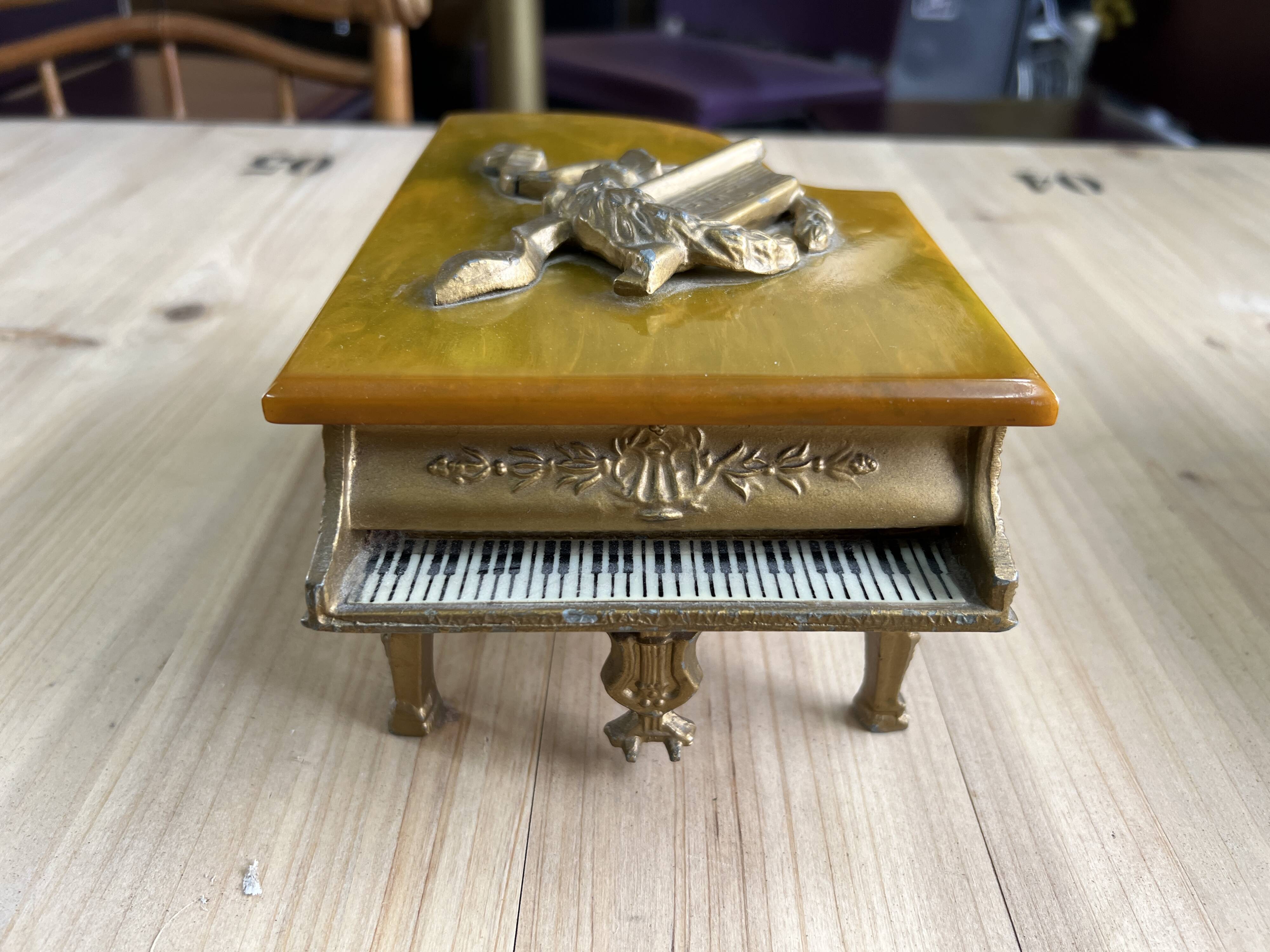 Piano music box vintage des années 50