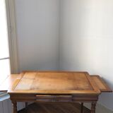 Extendable table in solid cherry