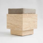 Tabouret cubique en travertin avec coussin en velours