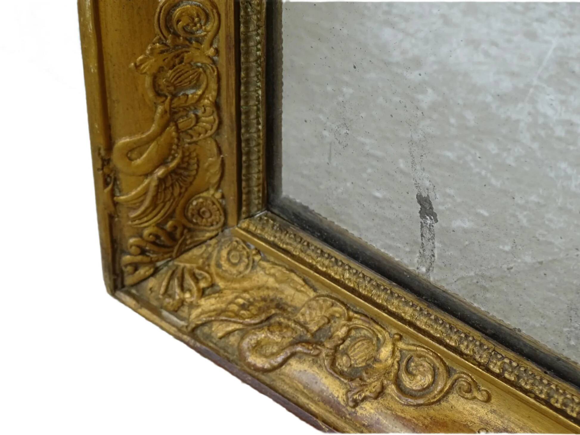 Miroir français ancien à cadre doré orné de cygnes, époque de la Restauration