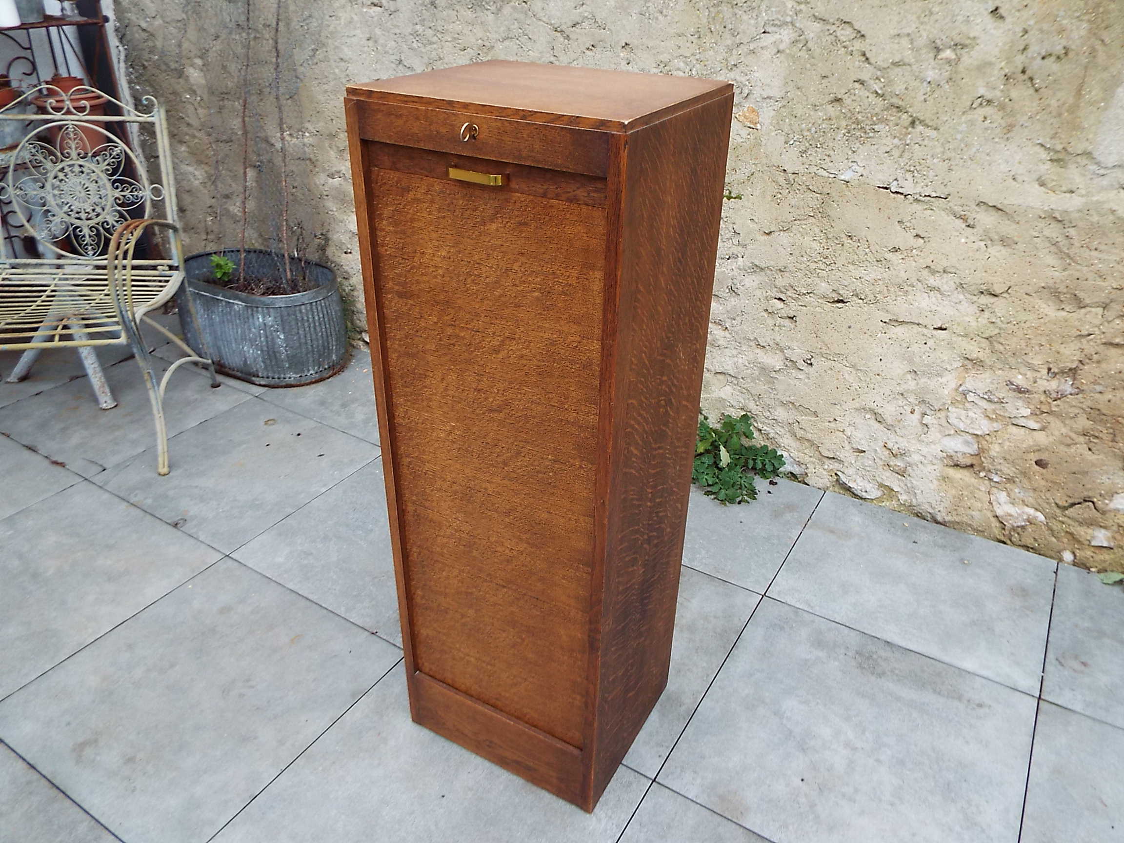 Curtain cabinet