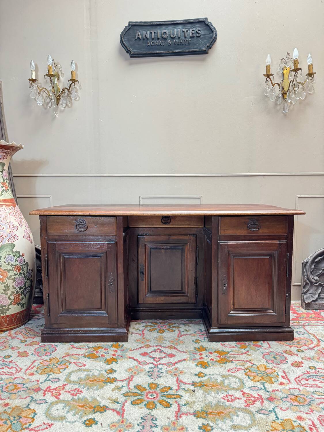 Bureau with a drawer in walnut, 18th century.