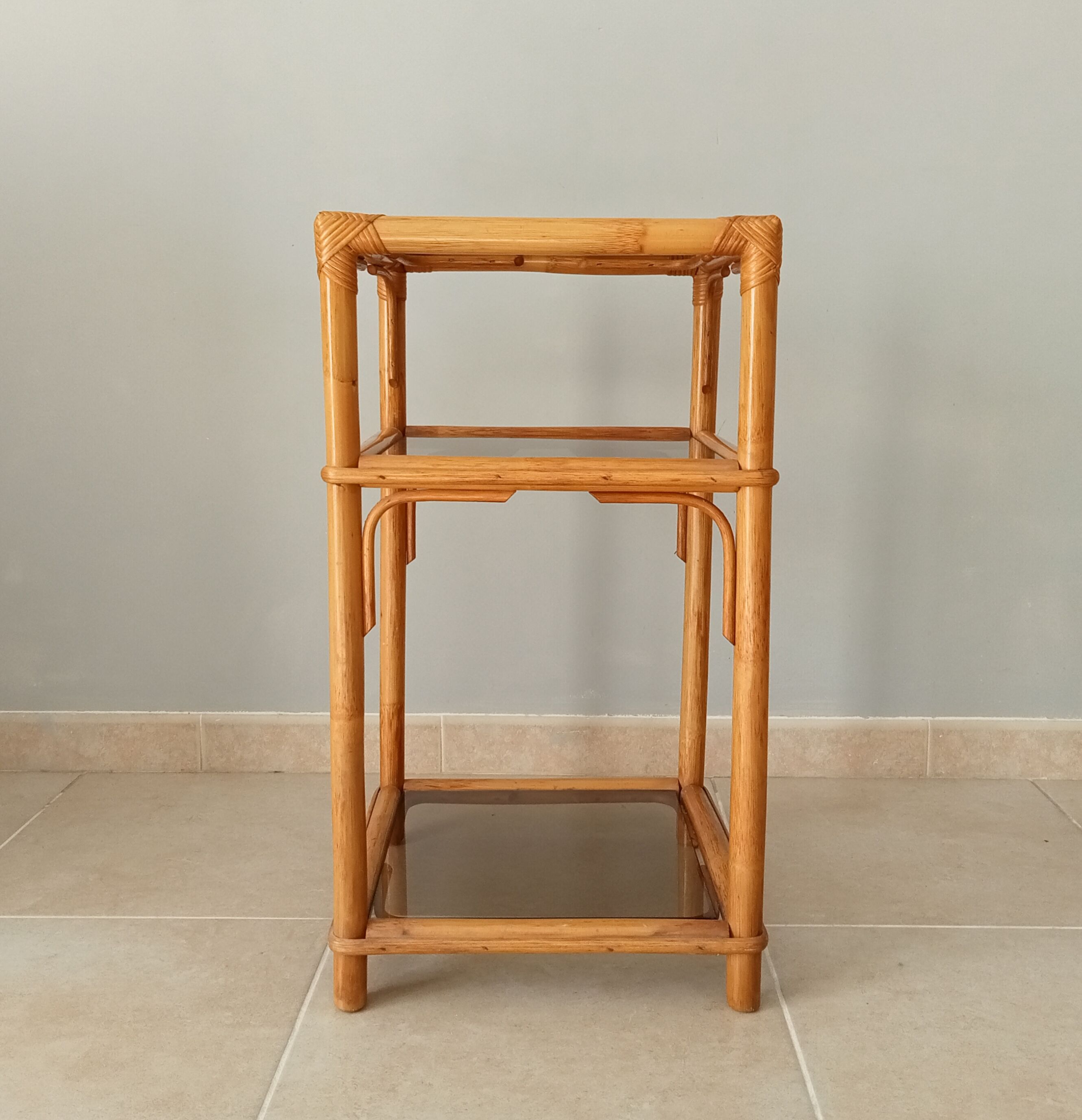 Étagère vintage en bambou, rotin et verre fumé années 70/80