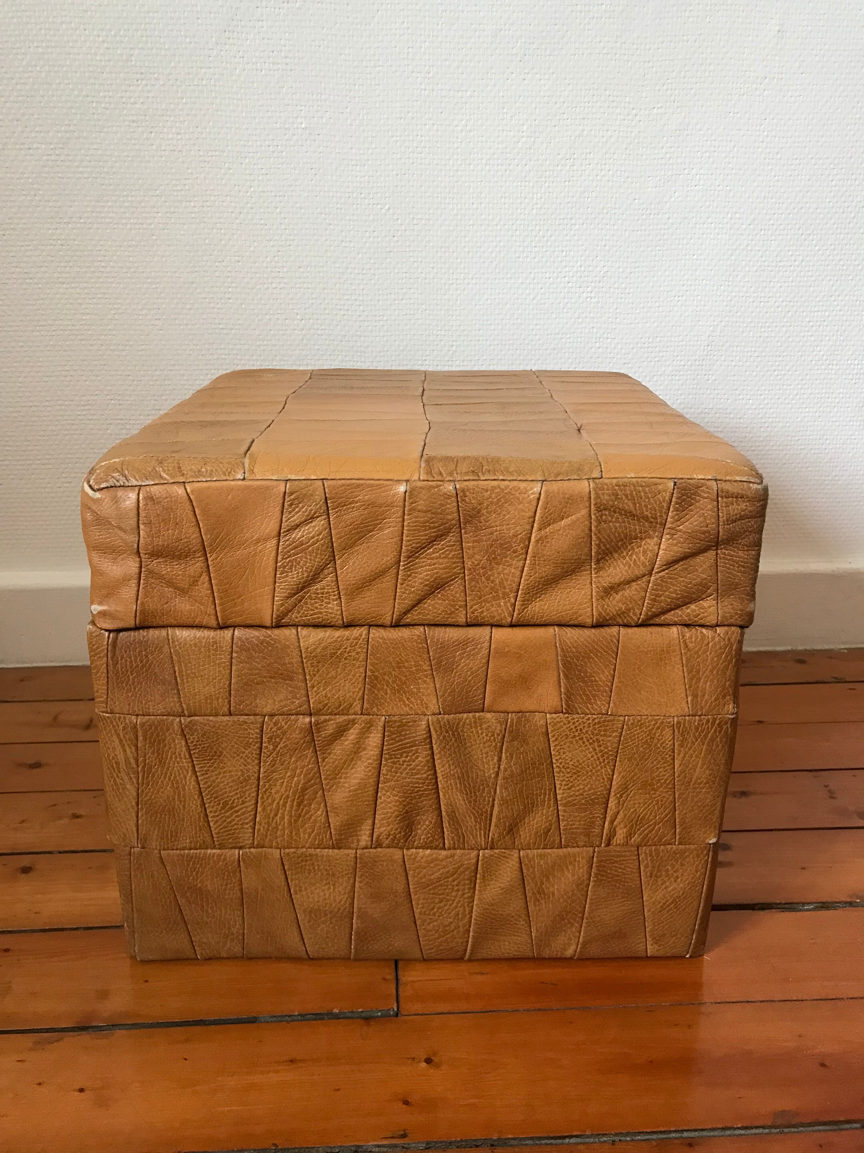 Pouf coffre cuir patchwork vintage circa 1960