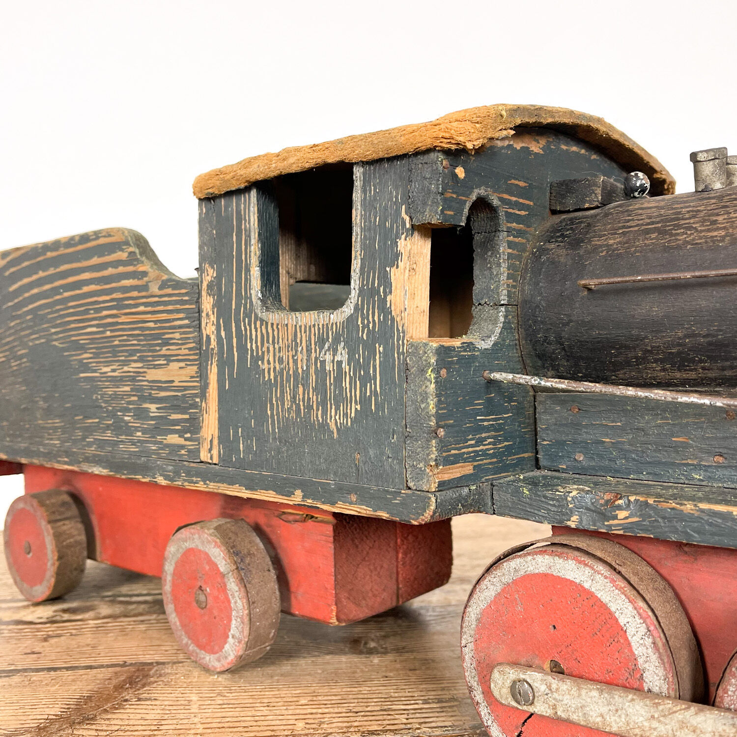 Jouet train en bois art populaire 1944