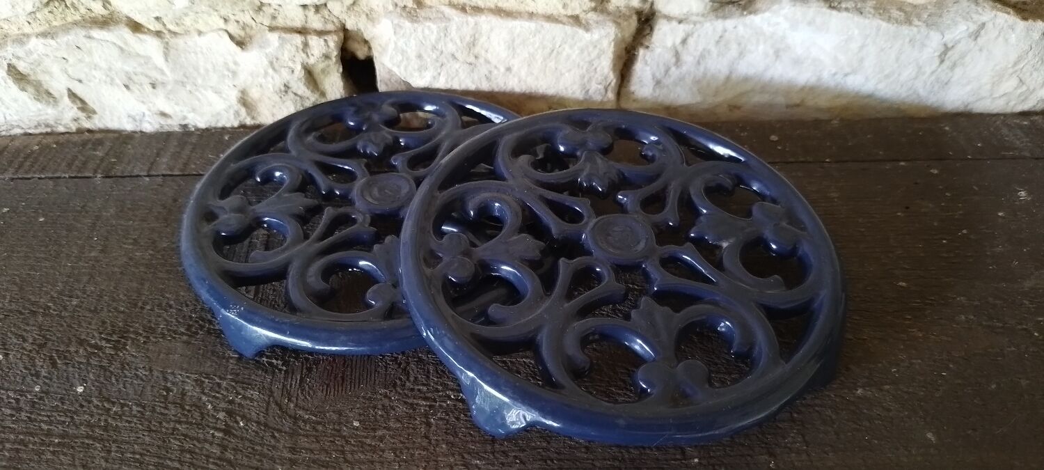 Enamelled cast iron trivet