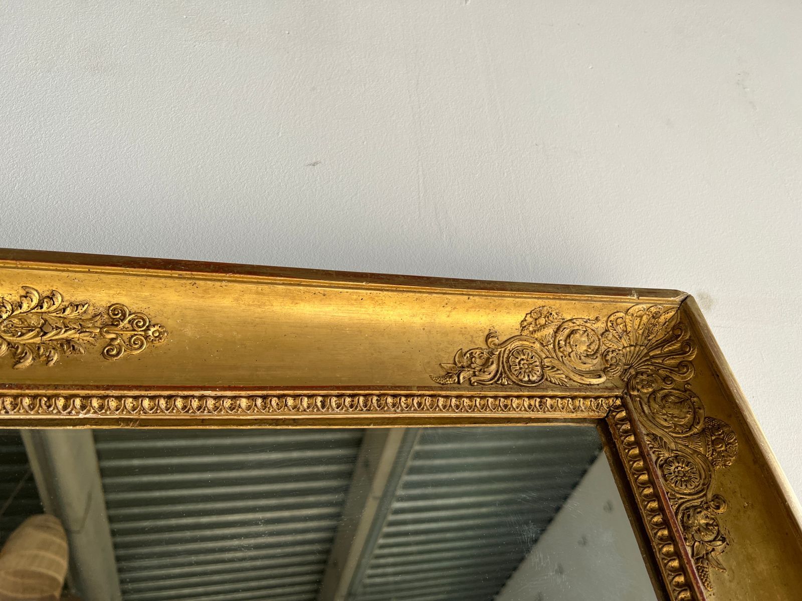 Golden mirror style Restoration decorated with stretched palmettes