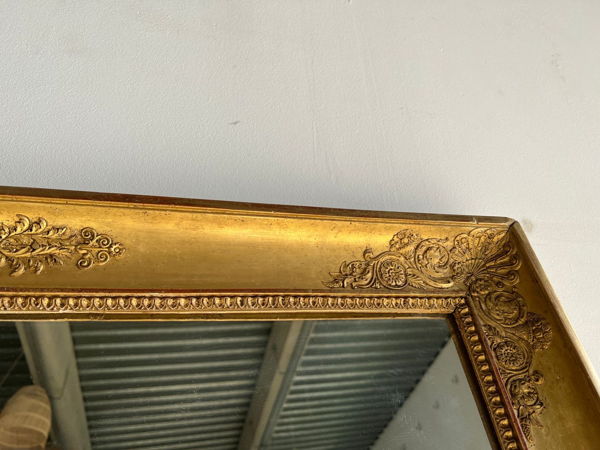 Miroir doré style Restauration à décor de palmettes étirées