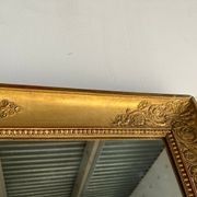 Miroir doré style Restauration à décor de palmettes étirées