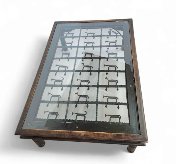 Table basse brutaliste française, fer forgé, berger avec chien et son troupeau, années 1970, plateau en verre transparent