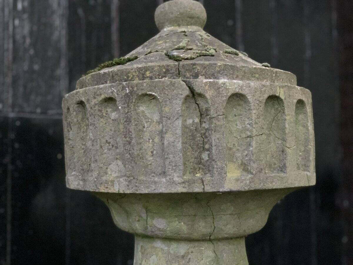 Pair of decorative elements for the tops of pilasters, blue stone, Louis XVI