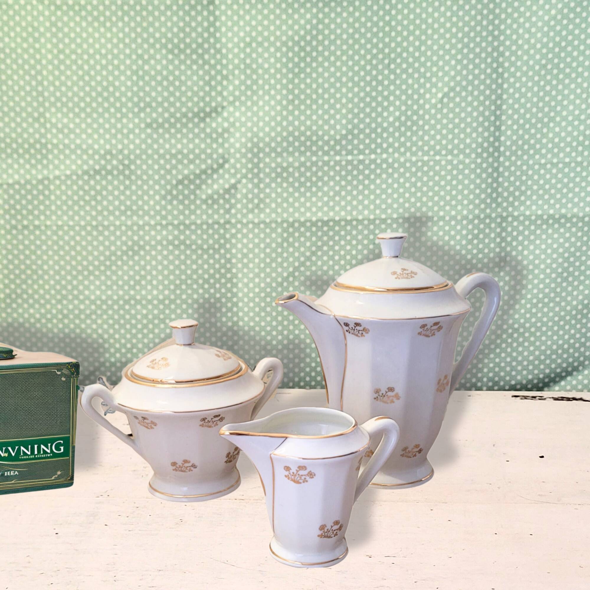 Service à thé en porcelaine de Limoges blanche et dorée, années 50