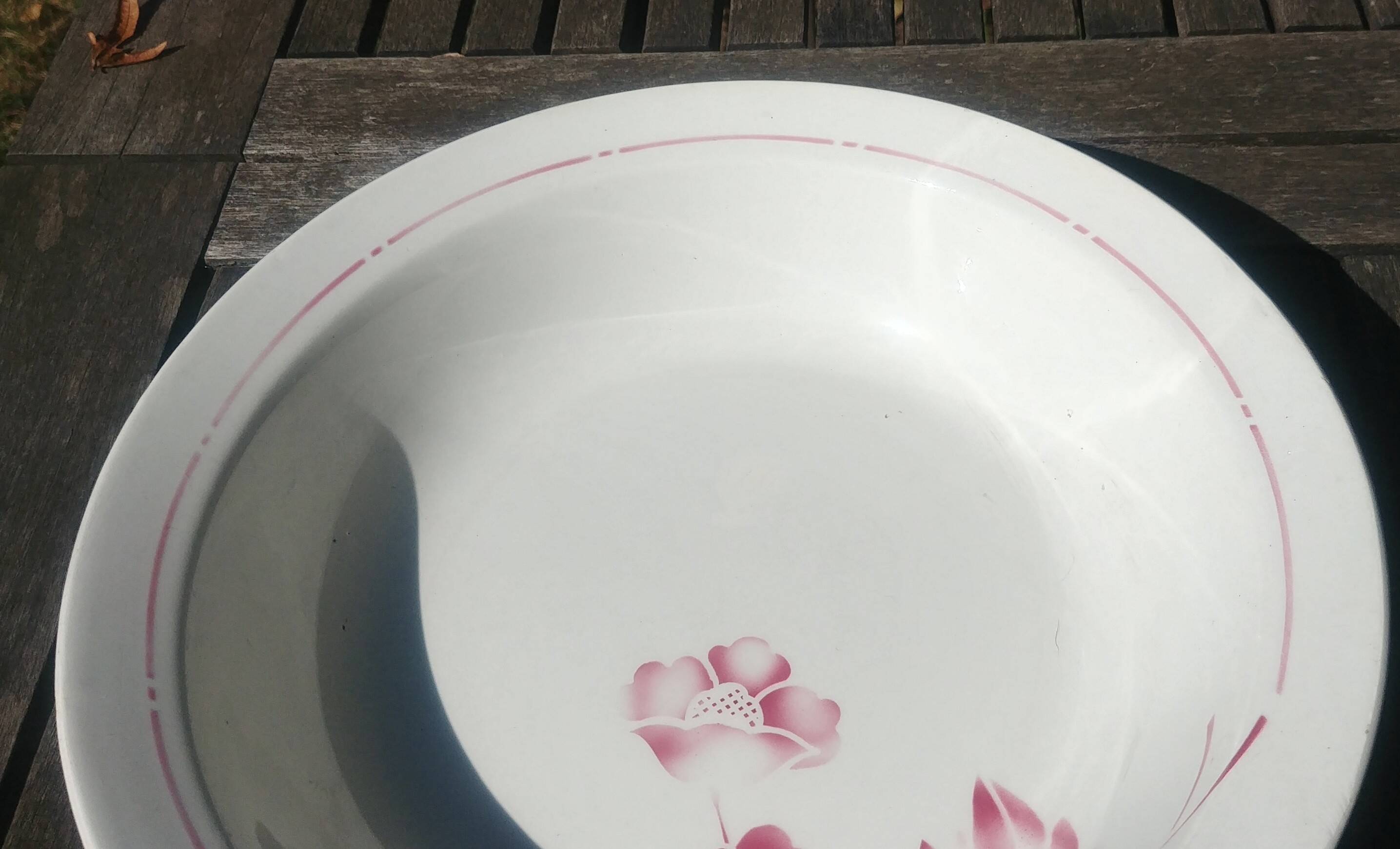 A large serving dish in Saint Amand half-porcelain edmont model