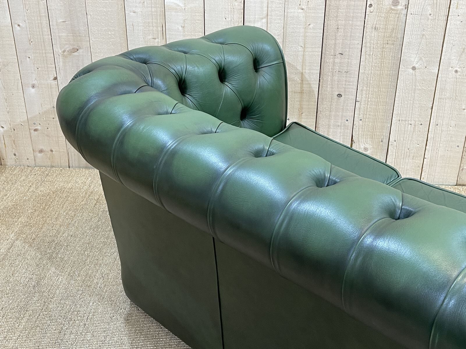 Chesterfield sofa in green leather 3 places from the 80s