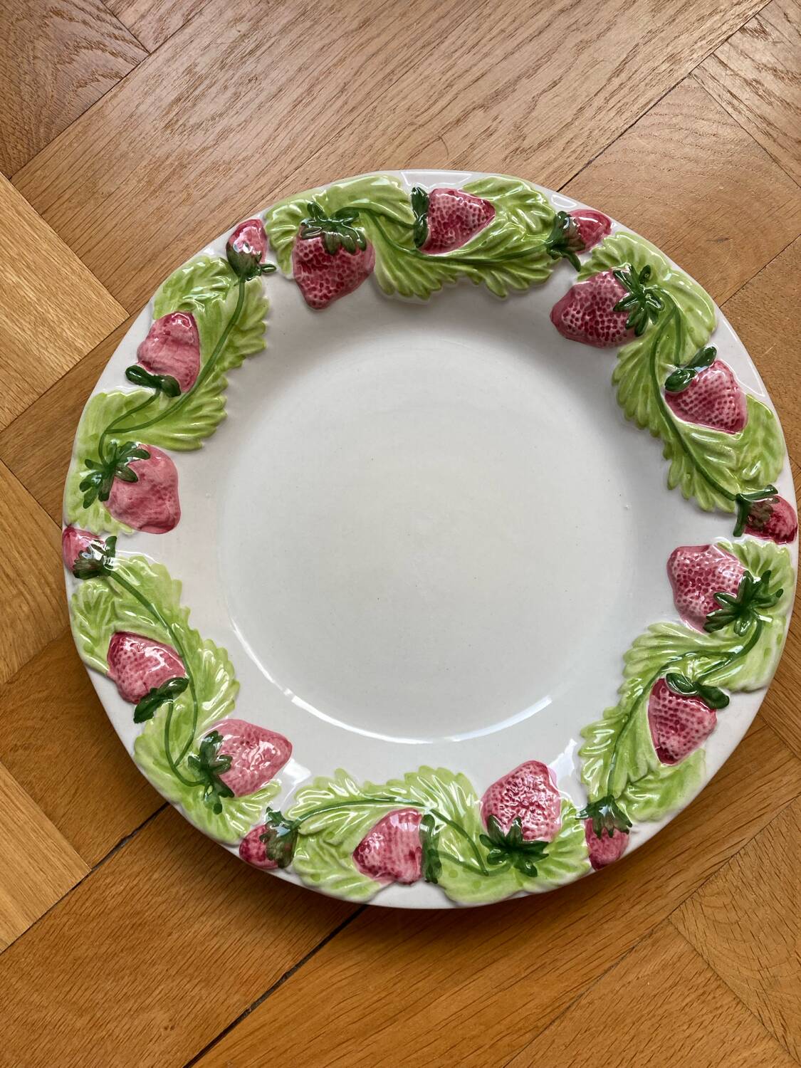 Plate barbotine strawberries