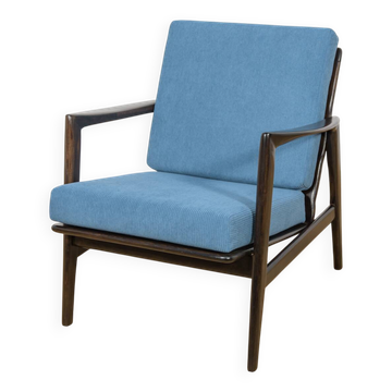 Modèle 300-139 fauteuil moderne du milieu du siècle de l'usine de meubles de Swarzędz.